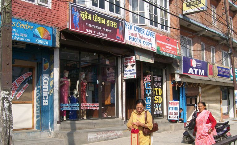 कार्यालय र पसलमा राखिएका अनधिकृत बोर्डहरु हटाइँदै