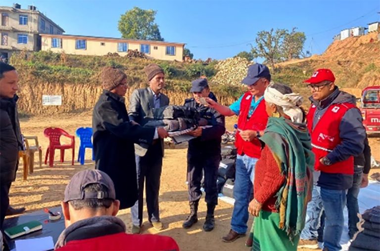 दैलेखमा २८८ विपद पीडित परिवारलाई राहत वितरण
