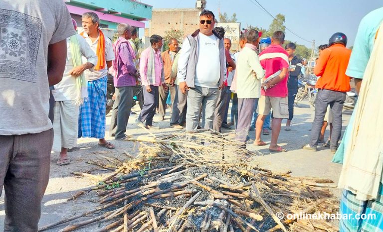 बारामा उखु जलाएर सडक अवरुद्ध, किसानले मागे चिनी मिलसँग क्षतिपूर्ति