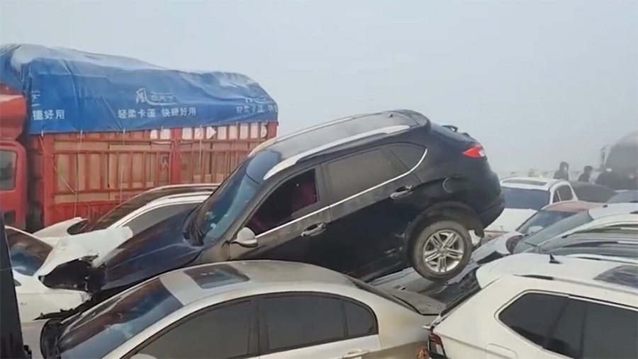 चीनमा २०० गाडी आपसमा ठोक्किए, एक जनाको मृत्यु  – HamroAwaj