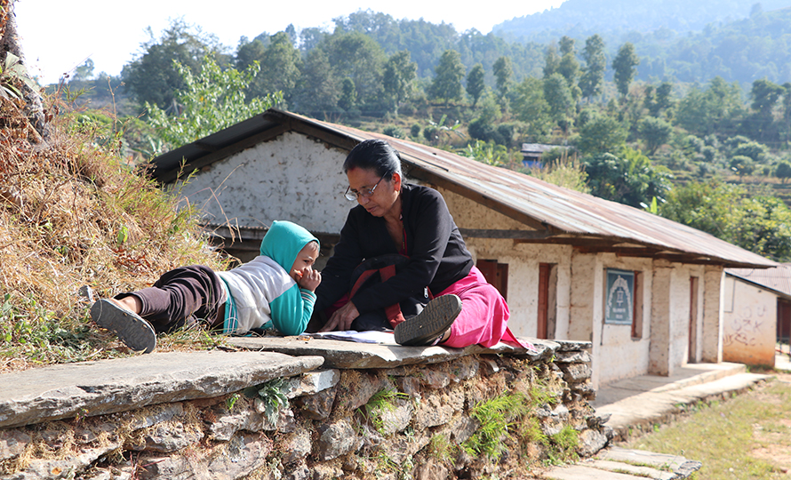 पर्वतमा एक्लो विद्यार्थी पढाउँदै एक्ली शिक्षिका