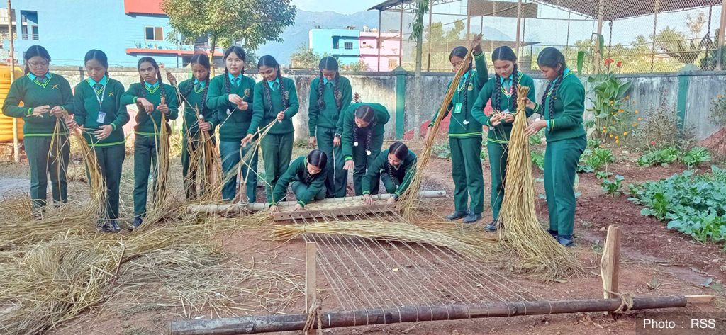 विद्यार्थीलाई गुन्द्री बुन्ने तालिम