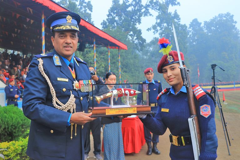 जुनियर प्रहरी अधिकृतहरुको दीक्षान्त : आईजीपी बन्ने सपना बोकेकी करिष्मा सर्वोत्कृष्ट