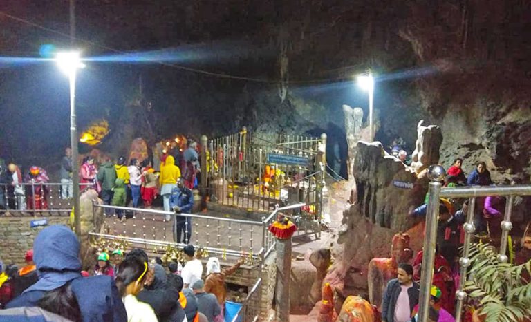 खोटाङ हलेसीमा सौर्यबत्ती जडान