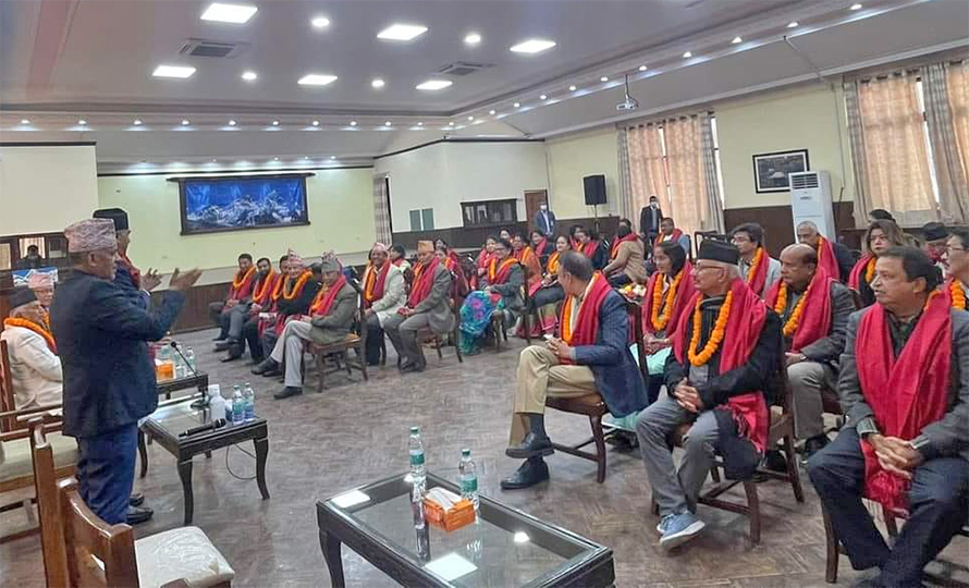 बालुवाटार बोलाएर देउवाले दिए कांग्रेस सांसदहरुलाई बधाई  – HamroAwaj