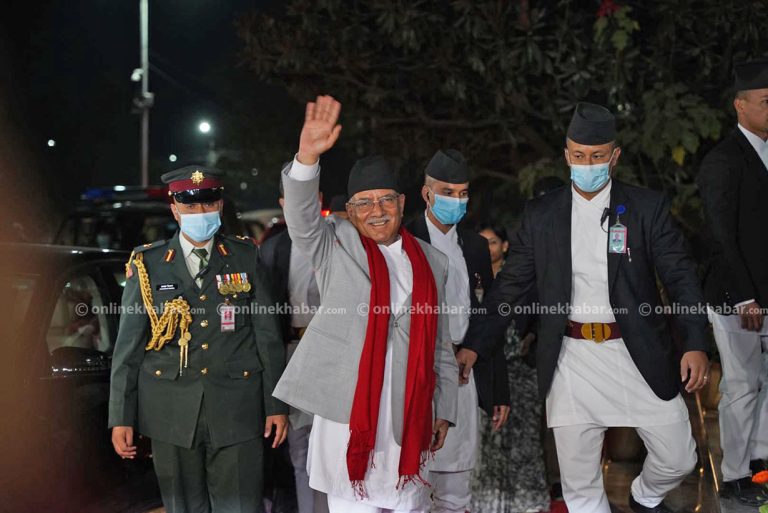 प्रचण्ड पदभार ग्रहणका लागि सिंहदरबार पुग्दा (तस्वीरहरु)