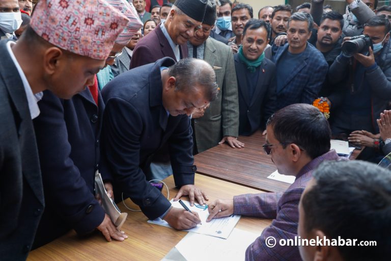 एमालेका सांसदहरु, तपाईंलाई देउवा र गगनजस्तै हाँसीहाँसी भिड्न मन लागेन ?