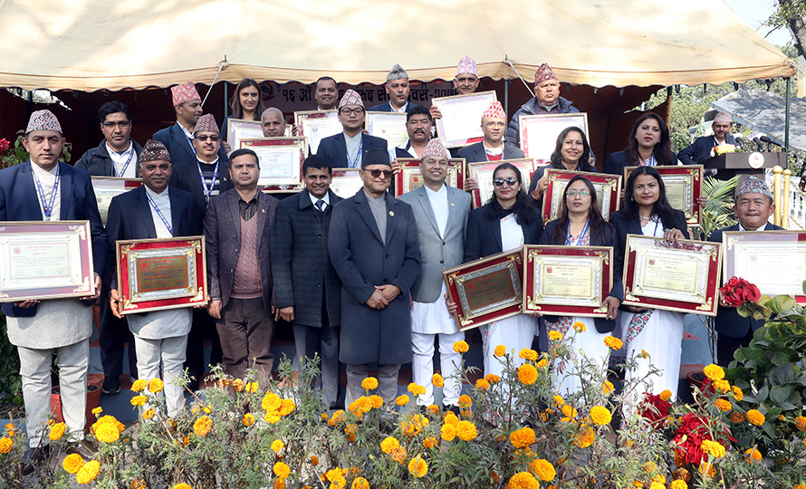 संसद सेवाको सर्वाेत्कृष्ट पुरस्कार उपसचिव बराललाई