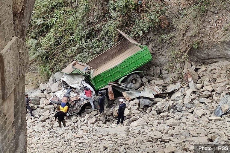 नारायणगढ–मुग्लिन सडकखण्डमा टिपर दुर्घटना हुँदा चालकको मृत्यु