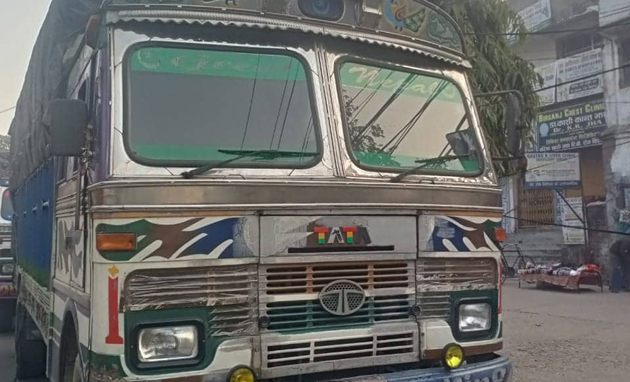 बिल विजकभन्दा बढी सामान बोकेको ट्रक नियन्त्रणमा  – HamroAwaj