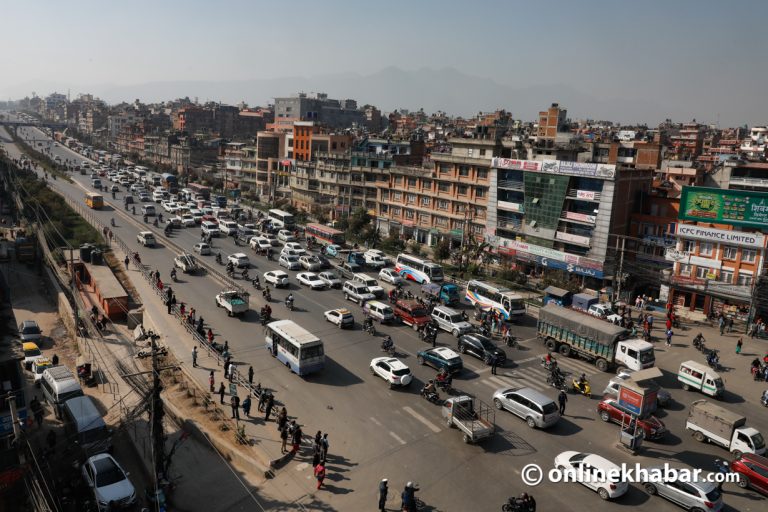 ग्वार्कोमा ‘फ्लाइओभर’ बनाउन सवारी डाइभर्ट गर्दा जाम (फोटोफिचर)