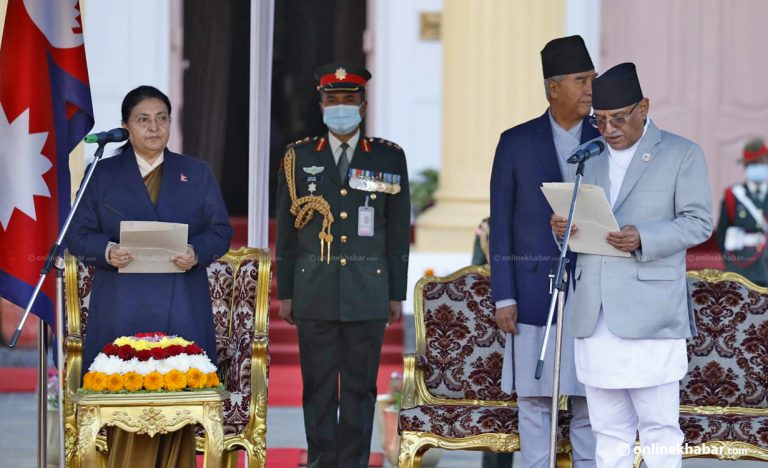 प्रधानमन्त्री प्रचण्डले लिए शपथ