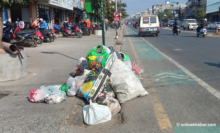 पोखराको सडकमै थुप्रियो फोहोर, महानगरले भेटेन ठाउँ