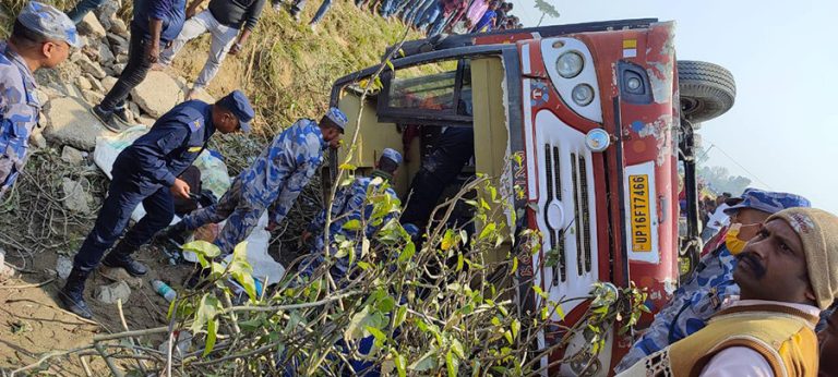 नवलपरासीमा भारतीय तीर्थालु सवार बस दुर्घटना, ४५ जना घाइते