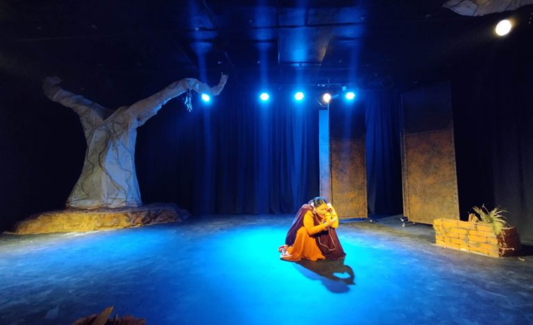 मेनुका प्रधान र दीया मास्के अभिनित नाटक ‘देउराली डाँडी’को मञ्चन सुरु