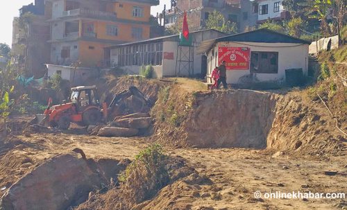 माओवादी पार्टी कार्यालयको जग्गा सम्याउन नगरपालिकाको डोजर