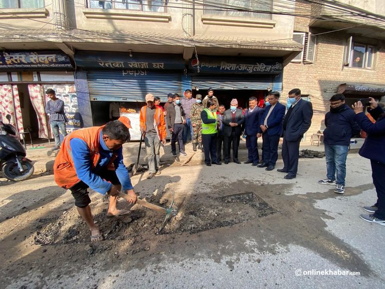 सीतापाइलामा सडकको खाल्डो पुरेको निरीक्षणमा पुगे उपप्रधानमन्त्री श्रेष्ठ