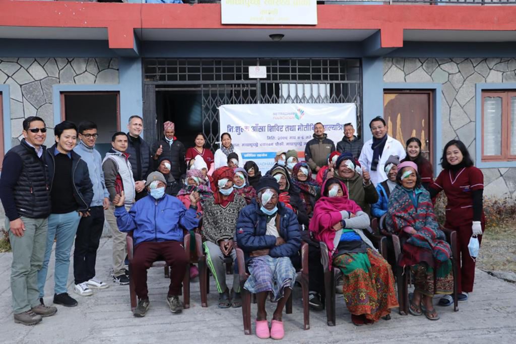 हिमालयन बैंकले गर्‍यो निःशुल्क आँखा शिविर र रक्तदान  – HamroAwaj