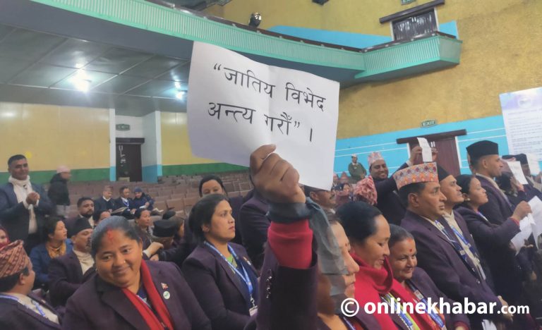 मुख्यमन्त्री अधिकारी सहभागी कार्यक्रममा एमालेकै जनप्रतिनिधिको हातमा कालोपट्टी