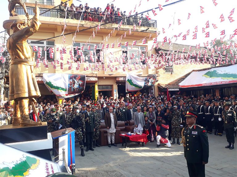 गोरखाको ठूलो आँगनमा ठडियो पृथ्वीनारायण शाहको सालिक