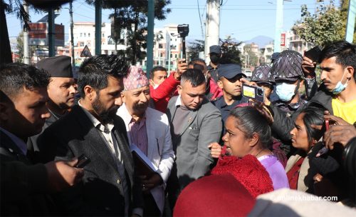 उपप्रधानमन्त्री लामिछानेले भेटे निर्मला कुर्मीको न्यायको माग गर्दै आन्दोलनरत अधिकारकर्मी