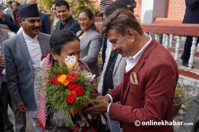 जब सञ्चारमन्त्रीलाई भुवन केसीले आफूलाई बोर्ड अध्यक्षभन्दा कलाकार भनेर चिनाए