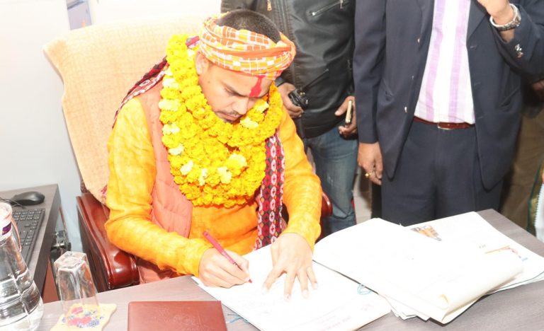 मधेशका अर्थमन्त्री यादवले पदभार ग्रहण गर्दै दिए राजश्व बढाउन निर्देशन