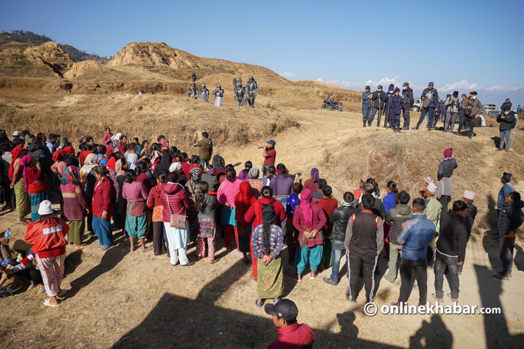 काठमाडौंको शंखरापुरमा प्रहरीले बल प्रयोग गर्दा वडा सदस्यको हात भाँचियो