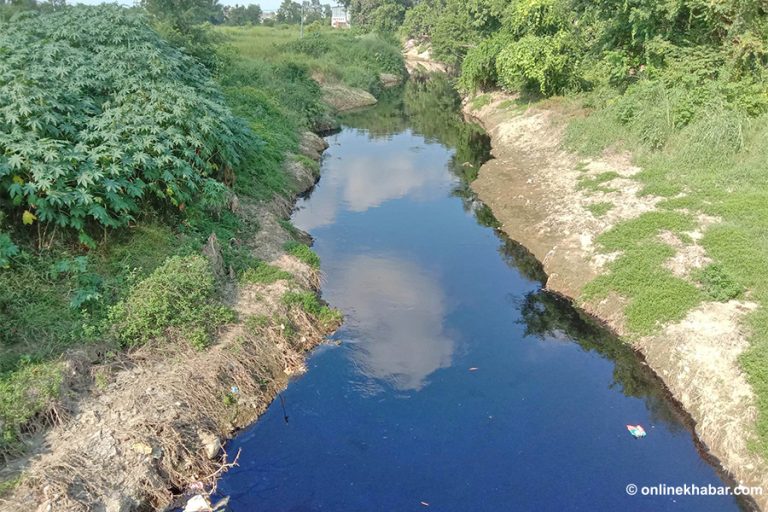 सिर्सिया नदीमा फोहोर पानी फाल्ने ३ उद्योगसँग स्पष्टीकरण माग