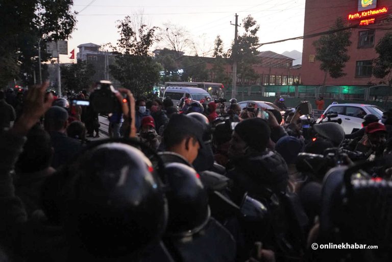 अदालतको फैसलाविरुद्ध रविका समर्थकको प्रदर्शन