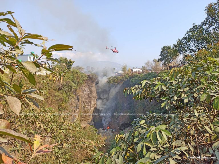 पोखरा विमान दुर्घटना : उद्धार चल्दै (तस्वीरहरू)