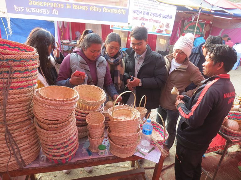 बाँसका सामग्रीलाई बजारको माग धान्न गाह्रो