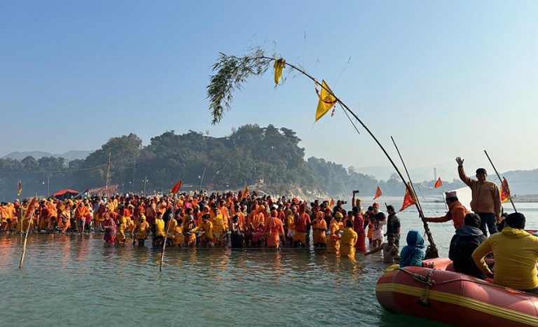 देवघाटमा बाँसको लिङ्गो गाडेर माघेसङ्क्रान्ति मेला सुरू