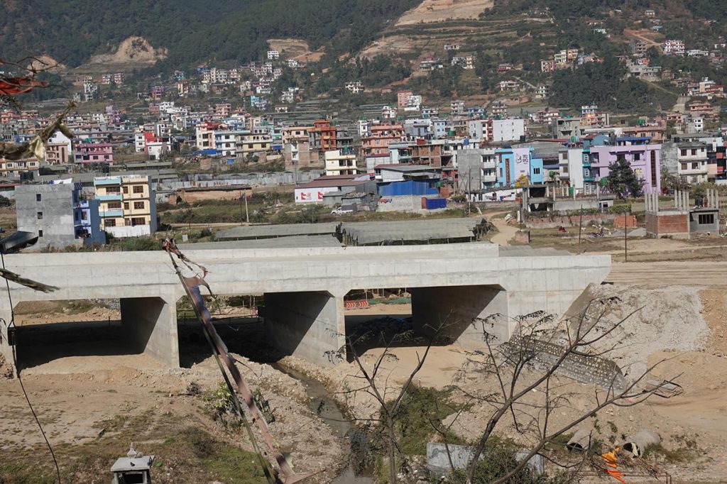 क्रसर बन्दपछि आयोजनाहरूमा काम रोकिन थाले, ठेकेदारले मागे क्षतिपूर्ति