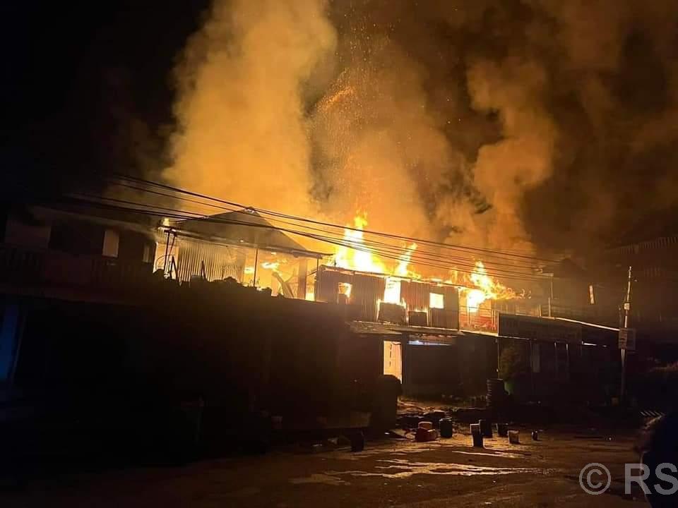 सिँधुवा बजारमा भीषण आगलागी, ५ घर जलेर नष्ट