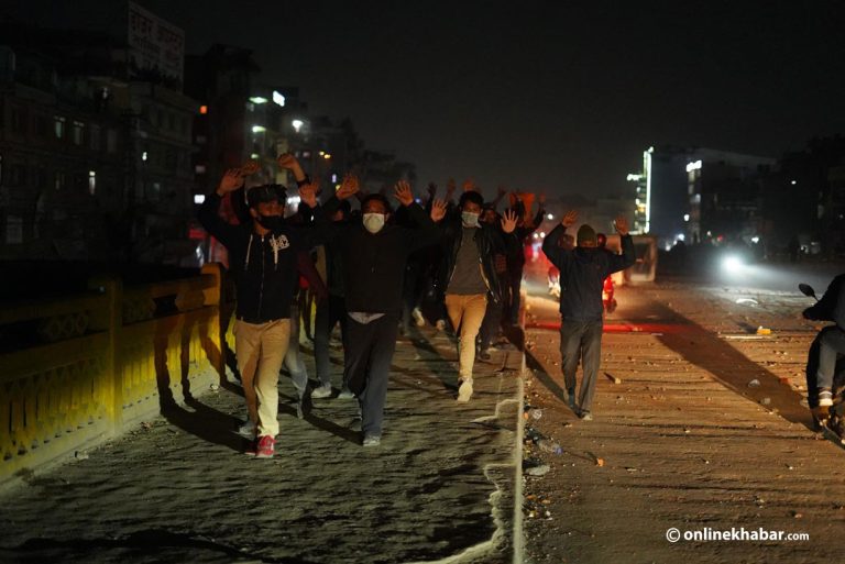 माछापोखरीमा हात उठाएर बाटो काट्दै सर्वसाधारण (तस्वीरहरु )