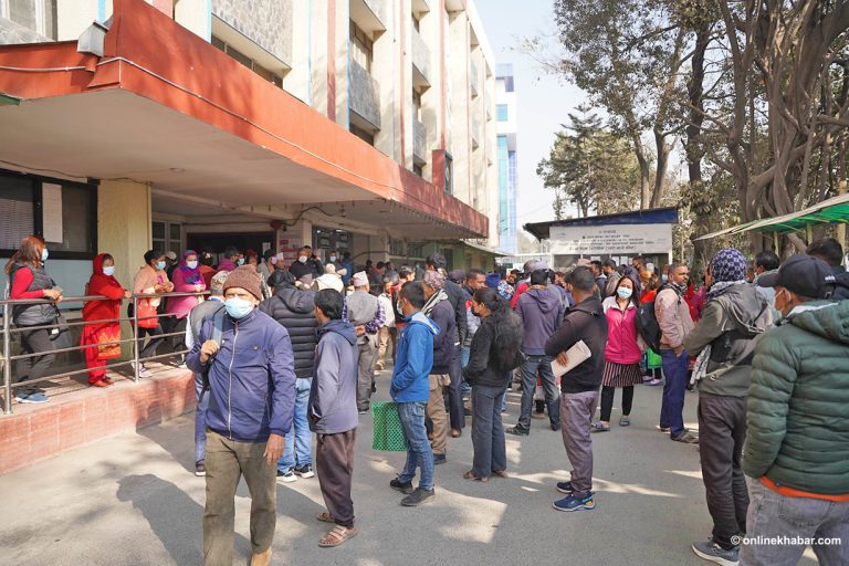 वीर अस्पतालको ‘सर्भर डाउन’, निःशुल्क बाँड्न थालियो ओपीडी टिकट