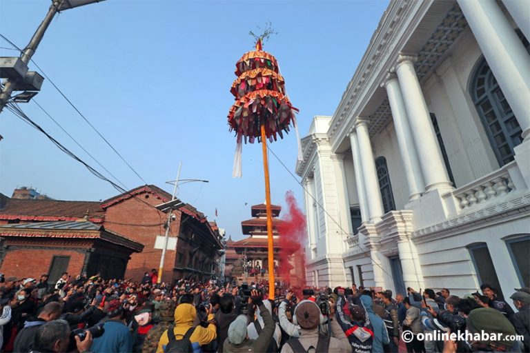 बसन्तपुरमा ठड्याइयो चीर, सुरु भयो होली