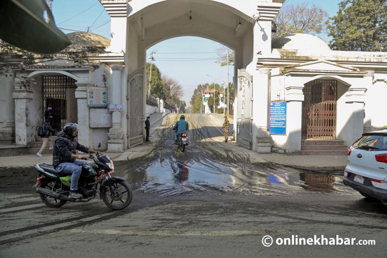 सिंहदरबारको पूर्वी गेट अगाडि ढल फुटेर बिजोग