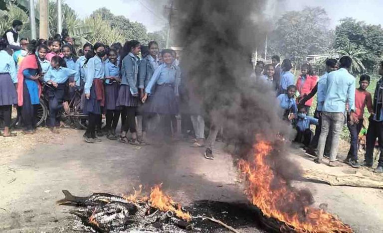 विषयगत शिक्षक अभावमा पढाइ नभएको भन्दै विद्यार्थी आन्दोलित