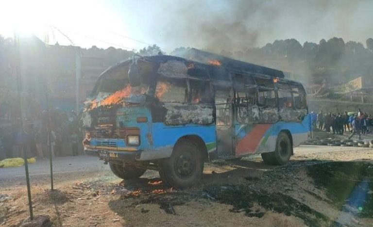 बसको ठक्करबाट बालिकाको मृत्यु, बसमा आगजनी