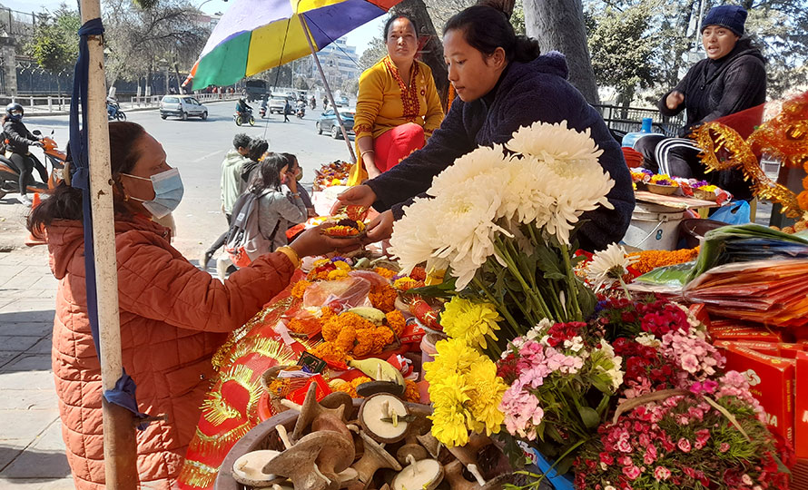 पूजा सामग्री बिक्रीबाट मासिक ७० हजारसम्म आम्दानी