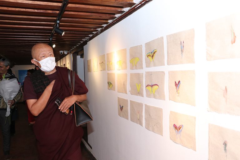 फिल्म रिलिज गर्न नेपाल आइपुगे खिन्से नोर्बु, कला प्रदर्शनीमा सहभागी