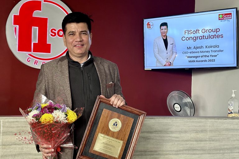 ईसेवा मनि ट्रान्स्फरका सीईओ कोइराला म्यानेजर अफ दि इयर २०२२ बाट सम्मानित