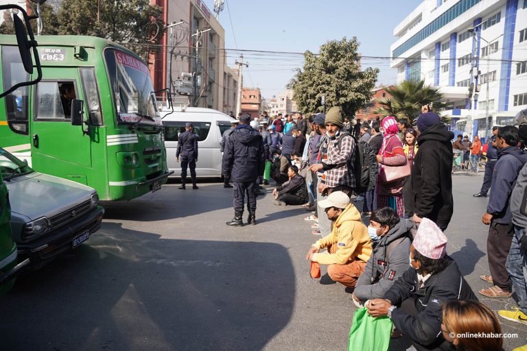 उपचार सेवा माग्दै बिरामीहरुले गरे प्रदर्शन