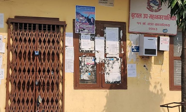 देवीनगर–रंगशाला सडक बनाउन माग गर्दै वडा कार्यालयमा ताला