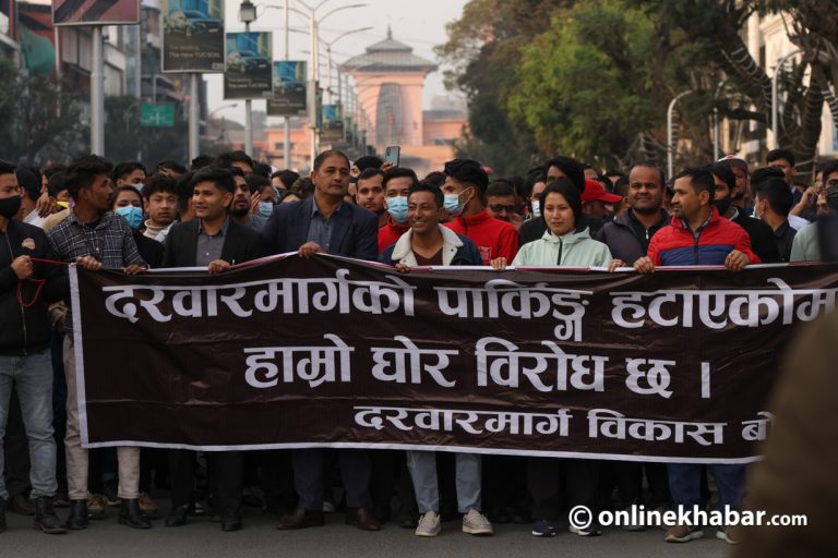 मेयर बालेनसँग दरबारमार्गका व्यवसायीको आक्रोश, पार्किङ नदिने भए राजीनामा देऊ