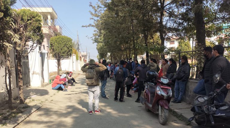 बचतकर्ताले घेरे देउराली सहकारीका अध्यक्षको घर