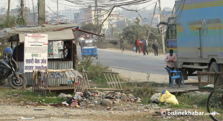 राजमार्गमा ढाट राखेर पैसा असुल्छ गैंडाकोट नगरपालिका