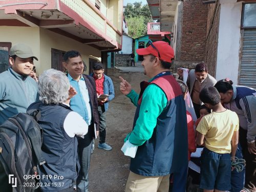 हात्तीपाइले विरुद्धको औषधि खुवाउन स्वास्थ्यकर्मीसँगै खटिए जनप्रतिनिधि